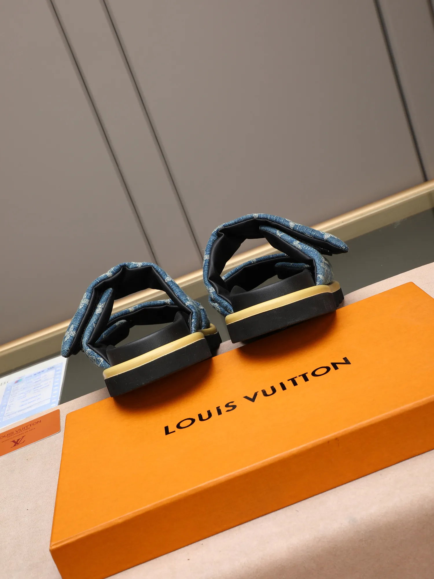 PP360 [LOUIS VUITTON] Louis Vuitton, LV printing, men's and women's slippers are on the market. The drawer box packaging comes with a cloth bag and a card. The upper pattern looks very soft and waxy, and it is a super versatile leg slimming tool. Fabric: imported denim/canvas/old fabric, LV hardware LOGO, official website pattern printing, comfortable to wear, feet: high-elastic PU water table. Sole: foam sole, heel height: about 5cm. Code number: 35-46, 35, 45, 46 are custom-made and non-returnable. Color: multiple colors and styles available.